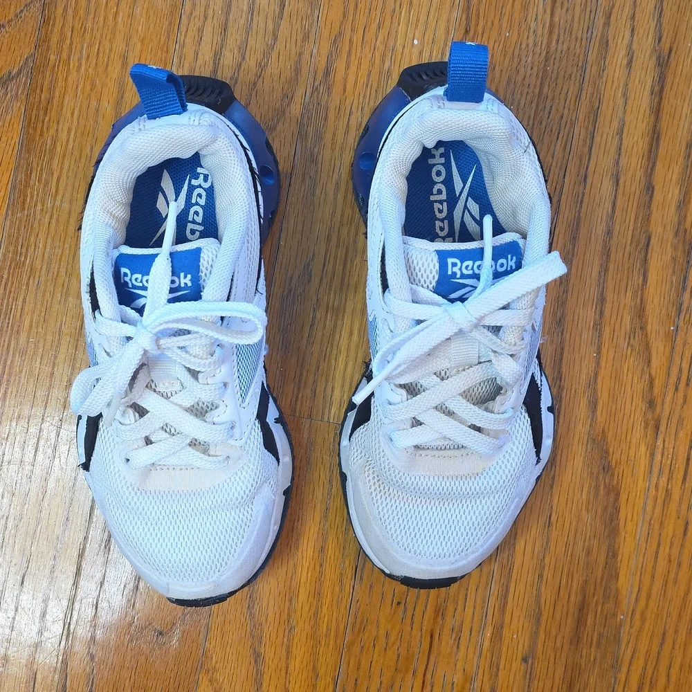 Boys Reebok Size 11K Sneakers Blue, Black & White...Excellent Condition! - Picture 5 of 10